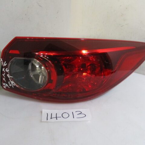 2019 MAZDA 3 1.6I SEDAN RR TAILLAMP (LENS CRACKED)