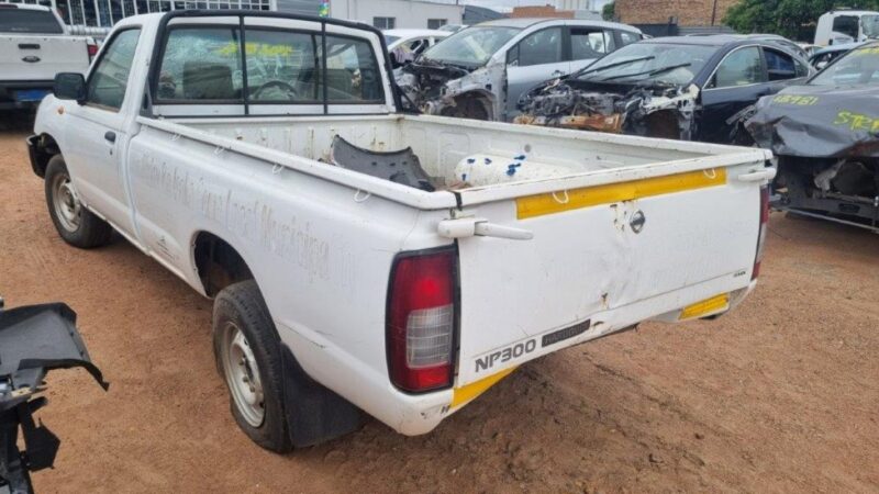 2018 NISSAN HARDBODY NP 300 2,0i LWB P/U S/C VARIOUS SPARES - Image 3