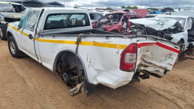 2013 ISUZU KB 250D FLEETSIDE A/C S/C VARIOUS SPARES - Image 3