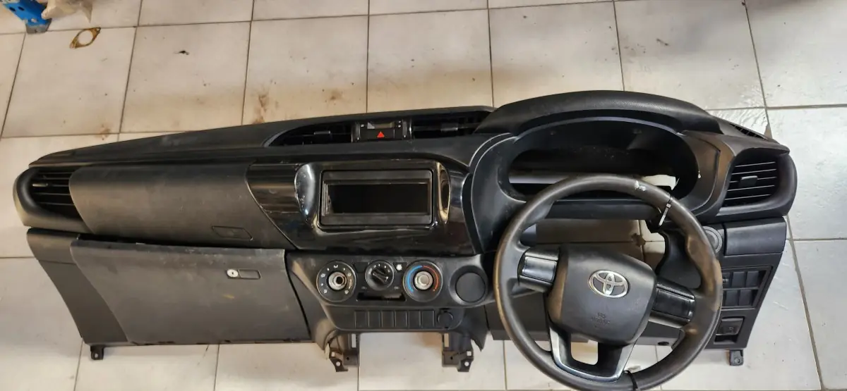 2016 TOYOTA HILUX 2.4 GD A/C P/U S/C DASH WITH AIRBAG SET