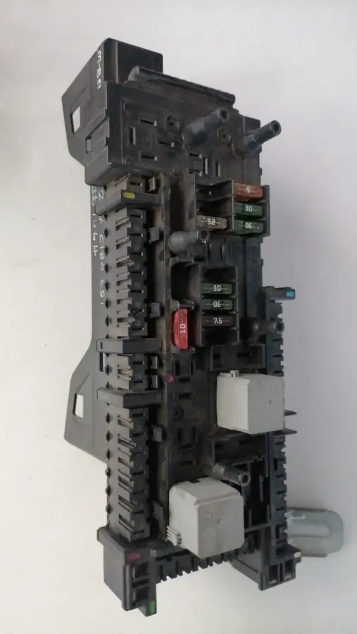 2010 MERCEDES BENZ W204 C180 REAR SAM CONTROL FUSE BOX ONLY
