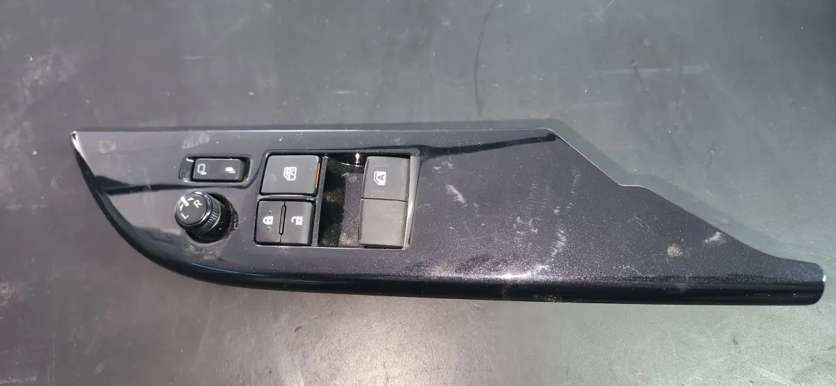 2025 TOYOTA HILUX E/CAB 2.4 GD WINDOW SWITCH RH