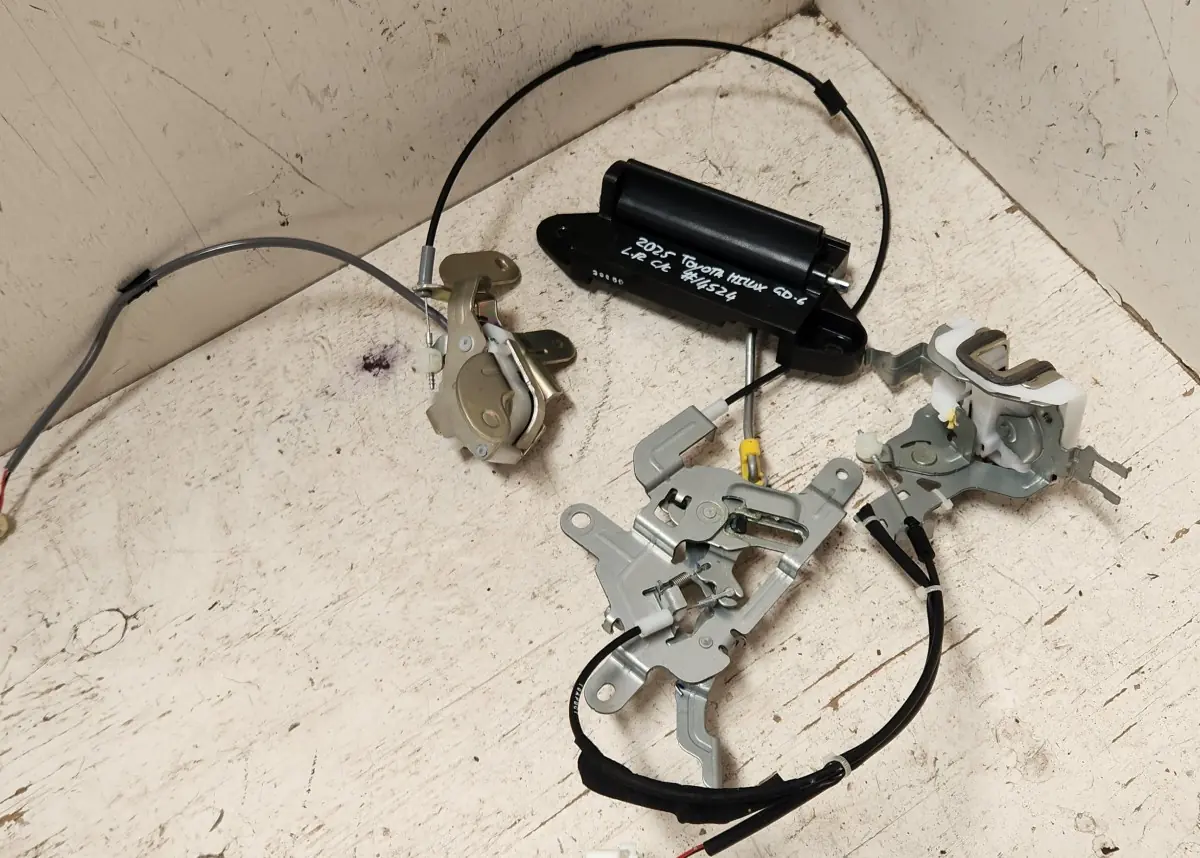 2025 TOYOTA HILUX 2.4 GD DOOR LOCK WITH HANDLE LR