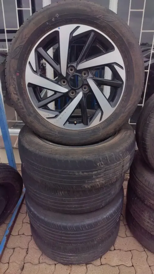 2019 TOYOTA RUSH 1.5I 17'' MAG & TYRE SET