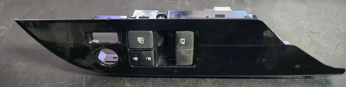 2025 TOYOTA HILUX E/CAB 2.4 GD WINDOW SWITCH RH